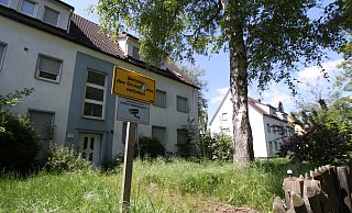 Die Jalousien sind heruntergelassen, im Garten wächst das Gras munter vor sich hin. Offenbar schon seit mehreren Jahren stehen die beiden Mehrfamilienhäuser in bester Lage am Weddigenufer leer. - Björn Kenter Die Jalousien sind heruntergelassen, im Garten wächst das Gras munter vor sich hin. Offenbar schon seit mehreren Jahren stehen die beiden Mehrfamilienhäuser in bester Lage am Weddigenufer leer. - Björn Kenter