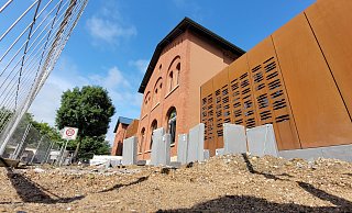 Teile des Bahnhofs sind auch fast ein Jahr nach der Eröffnung immer noch eine Baustelle. - Florian Weyand Teile des Bahnhofs sind auch fast ein Jahr nach der Eröffnung immer noch eine Baustelle. - Florian Weyand