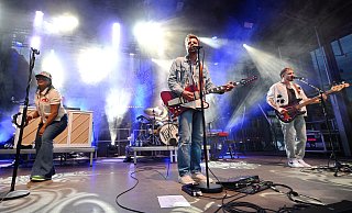 "Welshly Arms" in Action auf der Bühne auf dem Jahnplatz beim Leinewebermarkt. - BARBARA FRANKE "Welshly Arms" in Action auf der Bühne auf dem Jahnplatz beim Leinewebermarkt. - BARBARA FRANKE