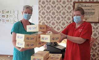 Jede Menge Berliner übergibt Christine Mürmann von der Nieheimer Bäckerei Rieks an Kundin Elisabeth Ischen aus Himmighausen - Privat Jede Menge Berliner übergibt Christine Mürmann von der Nieheimer Bäckerei Rieks an Kundin Elisabeth Ischen aus Himmighausen - Privat