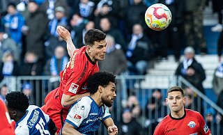 SCP-Verteidiger Tobias Müller (l.) hätte in dieser Szene fast den Siegtreffer gegen seinen Ex-Klub geköpft. Teamkollege Marco Schuster (r.) musste derweil verletzt raus. - dpa SCP-Verteidiger Tobias Müller (l.) hätte in dieser Szene fast den Siegtreffer gegen seinen Ex-Klub geköpft. Teamkollege Marco Schuster (r.) musste derweil verletzt raus. - dpa