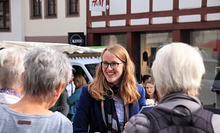 Die Präventionsberaterin der Polizei Höxter, Annemarie Berghoff, im Gespräch mit Passanten. - David Schellenberg Die Präventionsberaterin der Polizei Höxter, Annemarie Berghoff, im Gespräch mit Passanten. - David Schellenberg