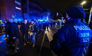 Selbstbewusst diskutieren diese Spaziergänger, dass die Polizeikette vor ihnen am Niederwall nicht halten würde, wenn sie alle drauf zugingen. Hier tun sie es nicht und drehen wieder ab. - Foto: Andreas Zobe/NW Selbstbewusst diskutieren diese Spaziergänger, dass die Polizeikette vor ihnen am Niederwall nicht halten würde, wenn sie alle drauf zugingen. Hier tun sie es nicht und drehen wieder ab. - Foto: Andreas Zobe/NW