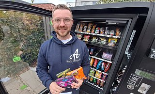 Alexander Tews hat seinen Snackautomaten mit allerlei Trend-Süßigkeiten gefüllt. - Peter Heidbrink Alexander Tews hat seinen Snackautomaten mit allerlei Trend-Süßigkeiten gefüllt. - Peter Heidbrink