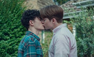 In der Netflix-Serie "Heartstopper" hat sich Charlie (links) als schwul geoutet. Rugby-Kumpel Nick ist sich seiner sexuellen Orientierung hingegen noch nicht ganz so sicher. - picture alliance/Netflix/Courtesy Everett Collection In der Netflix-Serie "Heartstopper" hat sich Charlie (links) als schwul geoutet. Rugby-Kumpel Nick ist sich seiner sexuellen Orientierung hingegen noch nicht ganz so sicher. - picture alliance/Netflix/Courtesy Everett Collection
