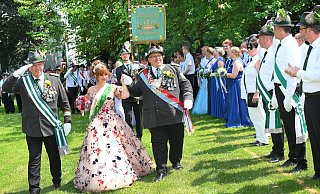 Oberst Klaus Sieweke (links) und der Schützenthron um das Königspaar Sina und Andreas Hudalla bei der Parade am Sonntagnachmittag am Hassebrock. - Barbara Franke Oberst Klaus Sieweke (links) und der Schützenthron um das Königspaar Sina und Andreas Hudalla bei der Parade am Sonntagnachmittag am Hassebrock. - Barbara Franke