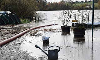 Mit einem Spezialschlauch wird Wasser aus dem Hücker Moor über eine Leitung von zwei Kilometern direkt in die Else abgeleitet. - Mareike Patock Mit einem Spezialschlauch wird Wasser aus dem Hücker Moor über eine Leitung von zwei Kilometern direkt in die Else abgeleitet. - Mareike Patock
