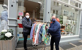 Jochen Janik , li. und Christian Landhäuser vor dem Geschäft Strada - Wolfgang Rudolf Jochen Janik , li. und Christian Landhäuser vor dem Geschäft Strada - Wolfgang Rudolf