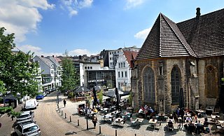 Treffpunkt und Platz für Fußgänger - die Außengastronomie auf dem Süsterplatz war - vor Corona - immer gut besucht. - Sarah Jonek Treffpunkt und Platz für Fußgänger - die Außengastronomie auf dem Süsterplatz war - vor Corona - immer gut besucht. - Sarah Jonek