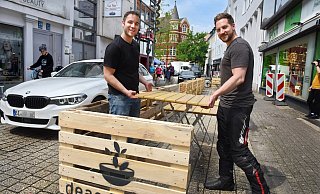 Abbau statt Aufbau: Jonas Vorbohle von Dean & David (l., hier mit Sascha Wiedenbrück vom Le Feu 2021, darf 2023 die Tische an der Ritterstraße nicht mehr aufbauen. - Barbara Franke Abbau statt Aufbau: Jonas Vorbohle von Dean & David (l., hier mit Sascha Wiedenbrück vom Le Feu 2021, darf 2023 die Tische an der Ritterstraße nicht mehr aufbauen. - Barbara Franke