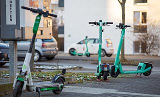Die Leih-E-Scooter stehen immer wieder in der Diskussion. - Niklas Tüns Die Leih-E-Scooter stehen immer wieder in der Diskussion. - Niklas Tüns
