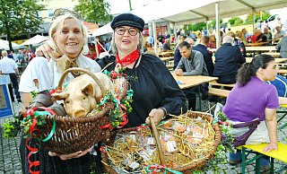 Heimatpflegerin Rosemary Flöthmann als Marktfrau Rosi (links) und Katrin Becker, die als Quirkendörperin auf dem Festplatz unterwegs ist, zeigen mit Ferkel und süßen Schweinöhrchen, worum es bei diesem jahrhundertealten Stadtfest geht. - Barbara Franke Heimatpflegerin Rosemary Flöthmann als Marktfrau Rosi (links) und Katrin Becker, die als Quirkendörperin auf dem Festplatz unterwegs ist, zeigen mit Ferkel und süßen Schweinöhrchen, worum es bei diesem jahrhundertealten Stadtfest geht. - Barbara Franke