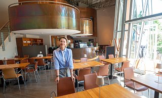 Silke Laffontien im Marta-Café. Sie kehrt damit zum ursprünglichen Namen der Gastronomie zurück, und auch die Stühle der Anfangsjahre sind wieder da. - Ralf Bittner Silke Laffontien im Marta-Café. Sie kehrt damit zum ursprünglichen Namen der Gastronomie zurück, und auch die Stühle der Anfangsjahre sind wieder da. - Ralf Bittner