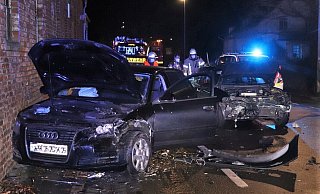 Audi und Opel sind nach dem Unfall nicht mehr fahrbereit. - Polizei Höxter Audi und Opel sind nach dem Unfall nicht mehr fahrbereit. - Polizei Höxter
