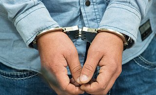 In der Nähe des Bielefelder Amtsgerichts klickten jetzt die Handschellen der Polizei. - picture alliance / dpa In der Nähe des Bielefelder Amtsgerichts klickten jetzt die Handschellen der Polizei. - picture alliance / dpa