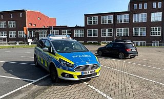 Seit 7 Uhr steht die Hochschule für Polizei und öffentliche Verwaltung unter Polizeischutz. - Barbara Franke Seit 7 Uhr steht die Hochschule für Polizei und öffentliche Verwaltung unter Polizeischutz. - Barbara Franke