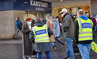 Maskenkontrolle in der Innenstadt durch das Ordnungsamt - Barbara Franke Maskenkontrolle in der Innenstadt durch das Ordnungsamt - Barbara Franke