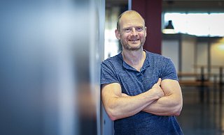 Der Bielefelder Bioinformatiker Alexander Schönhuth kann mit dem neuen Verfahren zur Genom-Analyse feststellen, wie hoch die Wahrscheinlichkeit ist, dass bei Menschen die Erbkrankheit ALS ausbricht. - Universität Bielefeld/Sarah Jonek Der Bielefelder Bioinformatiker Alexander Schönhuth kann mit dem neuen Verfahren zur Genom-Analyse feststellen, wie hoch die Wahrscheinlichkeit ist, dass bei Menschen die Erbkrankheit ALS ausbricht. - Universität Bielefeld/Sarah Jonek