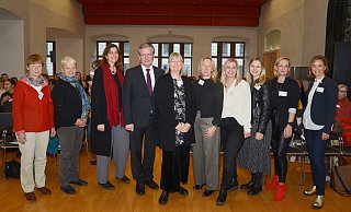 Machten die Fachtagung zu einer gelungenen Veranstaltung: Kerstin Feldhoff (v. l.), Susanne Heynen, Christine Böttger, Bürgermeister Michael Dreier, Christa Mertens, Eva Galle, Kinga Dürksen, Linda Hesse, Simone Böhmer und Julia Ures. - Stadt Paderborn Machten die Fachtagung zu einer gelungenen Veranstaltung: Kerstin Feldhoff (v. l.), Susanne Heynen, Christine Böttger, Bürgermeister Michael Dreier, Christa Mertens, Eva Galle, Kinga Dürksen, Linda Hesse, Simone Böhmer und Julia Ures. - Stadt Paderborn