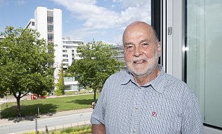 „Ein Privileg“ sei sein Büro im Gebäude Z der Universität Bielefeld, sagt Ex-Rektor Dieter Timmermann (80). Von hieraus verfolgt er weiter die Entwicklungen an der Uni. - © Jörg Dieckmann - www. dieckmann-fotodesign.de „Ein Privileg“ sei sein Büro im Gebäude Z der Universität Bielefeld, sagt Ex-Rektor Dieter Timmermann (80). Von hieraus verfolgt er weiter die Entwicklungen an der Uni. - © Jörg Dieckmann - www. dieckmann-fotodesign.de