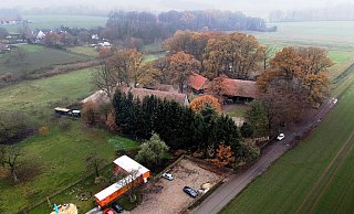 Die Bauernhof-Kita grenzt auf einem Feld an den Hof der Familie Kreft, die die Initiatoren der Einrichtung sind. An dieser Stelle wird die Kita nicht mehr lang bleiben. - Gerald Dunkel Die Bauernhof-Kita grenzt auf einem Feld an den Hof der Familie Kreft, die die Initiatoren der Einrichtung sind. An dieser Stelle wird die Kita nicht mehr lang bleiben. - Gerald Dunkel