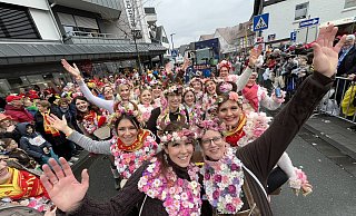 Für den Delbrücker Almabtrieb haben sich die Damen der Gruppe Lecker Mädsche mit extravaganten Blumengebinden geschmückt. - Jens Reddeker Für den Delbrücker Almabtrieb haben sich die Damen der Gruppe Lecker Mädsche mit extravaganten Blumengebinden geschmückt. - Jens Reddeker