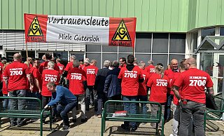 Diese T-Shirts trugen die Miele-Beschäftigten bei der Versammlung. - IG Metall Diese T-Shirts trugen die Miele-Beschäftigten bei der Versammlung. - IG Metall