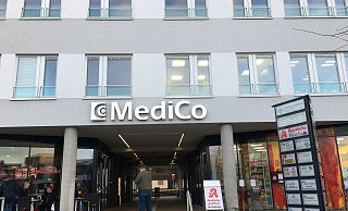 Bis zu 400 Menschen haben an den Wochenenden auf ein Gespräch mit einem Kinderarzt oder einer Kinderärztin gewartet - Eltern mussten mit ihren Kindern in der Kälte teils eine Stunde draußen warten. - Lena Leifeld Bis zu 400 Menschen haben an den Wochenenden auf ein Gespräch mit einem Kinderarzt oder einer Kinderärztin gewartet - Eltern mussten mit ihren Kindern in der Kälte teils eine Stunde draußen warten. - Lena Leifeld