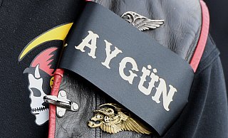 Ein Rocker der Hells Angel trägt eine Trauerschleife für den ermordeten Rocker-Boss Aygün Mucuk bei der Beerdigung. - picture alliance / dpa Ein Rocker der Hells Angel trägt eine Trauerschleife für den ermordeten Rocker-Boss Aygün Mucuk bei der Beerdigung. - picture alliance / dpa