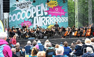 Die Bielefelder Philharmoniker spielen auf dem Kesselbrink "Cartoon Tunes". - BARBARA FRANKE Die Bielefelder Philharmoniker spielen auf dem Kesselbrink "Cartoon Tunes". - BARBARA FRANKE