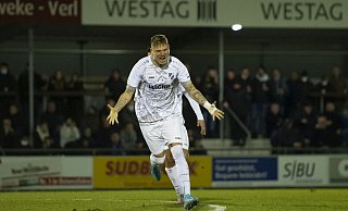 Torjubel: Rödinghausens Mirko Schuster hat soeben mit einem Freistoß das 2:0 für den SV Rödinghausen erzielt. Am Ende hieß es beim SC Wiedenbrück 2:1 für das Team von Trainer Carsten Rump. - Joel Beinke Torjubel: Rödinghausens Mirko Schuster hat soeben mit einem Freistoß das 2:0 für den SV Rödinghausen erzielt. Am Ende hieß es beim SC Wiedenbrück 2:1 für das Team von Trainer Carsten Rump. - Joel Beinke