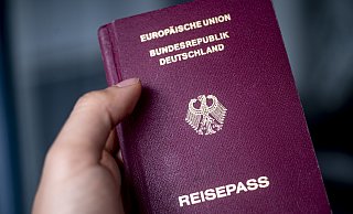 Ein neues Gesetz erleichtert es, die deutsche Staatsbürgerschaft zu bekommen. - Fabian Sommer/dpa Ein neues Gesetz erleichtert es, die deutsche Staatsbürgerschaft zu bekommen. - Fabian Sommer/dpa