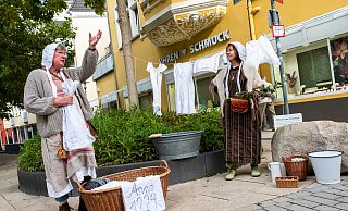 Die Waschweiber (Angelika Bielefeld, l.) und Mechthild Klein nehmen Besuchende 800 Jahre mit in die Vergangenheit und an ihren damaligen Arbeitsplatz, die heute zugeschüttete Bowerre. In ihrem Tratsch vermischt sich Verbürgtes und gut Erdachtes. - Ralf Bittner Die Waschweiber (Angelika Bielefeld, l.) und Mechthild Klein nehmen Besuchende 800 Jahre mit in die Vergangenheit und an ihren damaligen Arbeitsplatz, die heute zugeschüttete Bowerre. In ihrem Tratsch vermischt sich Verbürgtes und gut Erdachtes. - Ralf Bittner