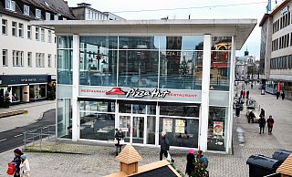 Am 31. März 2024 läuft der Mietvertrag von Pizza Hut nach mehr als 25 Jahren aus. Der neue Gastronom wird an der Außenfassade des Gebäudes wenig verändern können. Es steht unter Denkmalschutz. Dafür wird es innen und außen schön und chic. - Barbara Franke Am 31. März 2024 läuft der Mietvertrag von Pizza Hut nach mehr als 25 Jahren aus. Der neue Gastronom wird an der Außenfassade des Gebäudes wenig verändern können. Es steht unter Denkmalschutz. Dafür wird es innen und außen schön und chic. - Barbara Franke