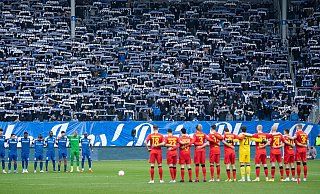 Die beiden Mannschaften und die Fans gedachten vor dem Anpfiff in einer Schweigeminute dem langjährigen Magdeburger Fanbeauftragten Jens Janeck, der im Alter von 57 Jahren gestorben war. - dpa Die beiden Mannschaften und die Fans gedachten vor dem Anpfiff in einer Schweigeminute dem langjährigen Magdeburger Fanbeauftragten Jens Janeck, der im Alter von 57 Jahren gestorben war. - dpa