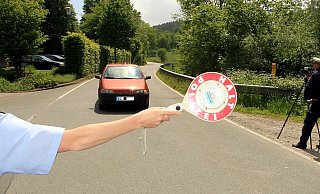 Bei einer Geschwindigkeitskontrolle auf der B480 bei Bad Wünnenberg fallen zwei Fahrer besonders auf. (Themenbild) - BIELEFELD Bei einer Geschwindigkeitskontrolle auf der B480 bei Bad Wünnenberg fallen zwei Fahrer besonders auf. (Themenbild) - BIELEFELD