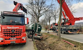 Mit Hilfe eines Schwerlastkrans wurde der umgekippte Gülle-Anhänger aus dem Graben gehoben. - Dieter Scholz Mit Hilfe eines Schwerlastkrans wurde der umgekippte Gülle-Anhänger aus dem Graben gehoben. - Dieter Scholz