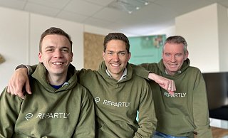 Fabian Wiesing (v.l., 23), Lennart Osthoff (35) und Jürgen Becker (56) sind mit Repartly kürzlich auf das Gelände von Mohn Media an die Carl-Bertelsmann-Straße ?gezogen. - Lena Vanessa Niewald Fabian Wiesing (v.l., 23), Lennart Osthoff (35) und Jürgen Becker (56) sind mit Repartly kürzlich auf das Gelände von Mohn Media an die Carl-Bertelsmann-Straße ?gezogen. - Lena Vanessa Niewald
