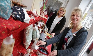 Maria Rose (l.) und Aloysia Nolte bauen in freudiger Erwartung ihren adventlichen Pop-up-Laden an der Hauptstraße 50 auf. - Dieter Scholz Maria Rose (l.) und Aloysia Nolte bauen in freudiger Erwartung ihren adventlichen Pop-up-Laden an der Hauptstraße 50 auf. - Dieter Scholz