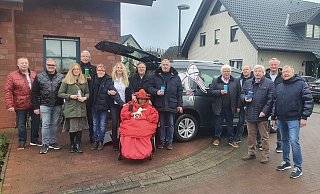 Die Fachberaterin Miriam Voß sowie David, Sabine und Bruno von der Pflegefamilie Höwelkröger mit Aranika (vorne Mitte) freuen sich über die Auto-Spende der „Hövelsteiner“. - Regina Brucksch Die Fachberaterin Miriam Voß sowie David, Sabine und Bruno von der Pflegefamilie Höwelkröger mit Aranika (vorne Mitte) freuen sich über die Auto-Spende der „Hövelsteiner“. - Regina Brucksch