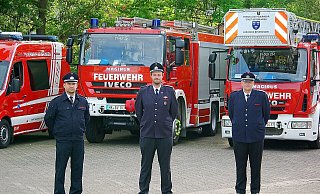 Brandinspektor Jürgen Blume, neuer Löschzugführer Brandinspektor Kevin Feiler und Brandinspektor Arnold Dunschen. - x Brandinspektor Jürgen Blume, neuer Löschzugführer Brandinspektor Kevin Feiler und Brandinspektor Arnold Dunschen. - x