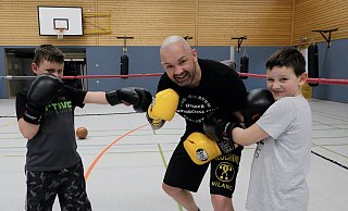 Sparring mit dem Weltmeister Christian Pawlak: Elnar (l.) und David sind begeistert. - Heike von Schulz Sparring mit dem Weltmeister Christian Pawlak: Elnar (l.) und David sind begeistert. - Heike von Schulz