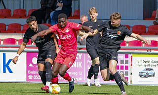 In Yatma Wade (am Ball) wissen die Theesener einen der besten Stürmer der Landesliga in ihren Reihen. - Andreas Zobe In Yatma Wade (am Ball) wissen die Theesener einen der besten Stürmer der Landesliga in ihren Reihen. - Andreas Zobe