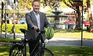 Bei anderen Gelegenheiten zeigt Espelkamps Bürgermeister Henning Vieker sich umweltbewusst, etwa beim Stadtradeln und bei Baumpflanz-Aktionen. Für einen Krankenhaus-Neubau würde er jedoch mehrere Hektar Wald abholzen lassen. - Stadt Espelkamp Bei anderen Gelegenheiten zeigt Espelkamps Bürgermeister Henning Vieker sich umweltbewusst, etwa beim Stadtradeln und bei Baumpflanz-Aktionen. Für einen Krankenhaus-Neubau würde er jedoch mehrere Hektar Wald abholzen lassen. - Stadt Espelkamp