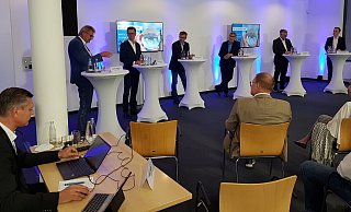 IHK-Zweigstellenleiter Jürgen Behlke (v.l.) hat den Livestream und Chat im Blick, während Reinhard Borgmeier (Die Linke), Carsten Linnemann (CDU), Burkhard Blienert (SPD), Michael Hadaschik (FDP), Jörg Schlüter (Grüne) und Moderator Tobias Fenneker (Radio Hochstift) diskutieren. - Birger Berbüsse IHK-Zweigstellenleiter Jürgen Behlke (v.l.) hat den Livestream und Chat im Blick, während Reinhard Borgmeier (Die Linke), Carsten Linnemann (CDU), Burkhard Blienert (SPD), Michael Hadaschik (FDP), Jörg Schlüter (Grüne) und Moderator Tobias Fenneker (Radio Hochstift) diskutieren. - Birger Berbüsse