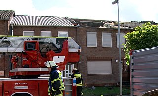In Moers rückte die Feuerwehr wegen eines teilweise abgedeckten Dachs aus. - Alex Forstreuter In Moers rückte die Feuerwehr wegen eines teilweise abgedeckten Dachs aus. - Alex Forstreuter