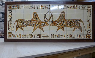 Dieses Relief mit folkloristischen Motiven aus Madagaskar ist ebenfalls im Museum zu sehen. - Museum Tönsmann Dieses Relief mit folkloristischen Motiven aus Madagaskar ist ebenfalls im Museum zu sehen. - Museum Tönsmann