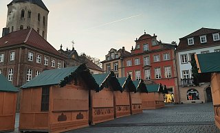 Die Vorbereitungen für den Weihnachtsmarkt laufen trotz ungewisser Corona-Lage. Auf dem Paderborner Marktplatz werden die neuen Holzhütten bereits aufgebaut. - Lena Henning Die Vorbereitungen für den Weihnachtsmarkt laufen trotz ungewisser Corona-Lage. Auf dem Paderborner Marktplatz werden die neuen Holzhütten bereits aufgebaut. - Lena Henning