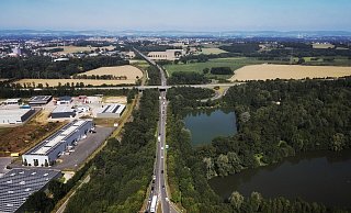 Die B239 bei Kirchlengern. Hier zählte die Polizei zwischen Januar 2018 und Juli 2021 insgesamt 335 Unfälle auf dem zehn Kilometer langen Stück zwischen dem Gewerbegebiet Oberbehme (Abzweigung Löhner Straße) und der nördlichen Kreisgrenze. An der Abfahrt zum Ostring (Foto) beginnt der mittlere Abschnitt, der bis zum Hüller Kreuz reicht. Foto: Gerald Dunkel - Gerald Dunkel Die B239 bei Kirchlengern. Hier zählte die Polizei zwischen Januar 2018 und Juli 2021 insgesamt 335 Unfälle auf dem zehn Kilometer langen Stück zwischen dem Gewerbegebiet Oberbehme (Abzweigung Löhner Straße) und der nördlichen Kreisgrenze. An der Abfahrt zum Ostring (Foto) beginnt der mittlere Abschnitt, der bis zum Hüller Kreuz reicht. Foto: Gerald Dunkel - Gerald Dunkel