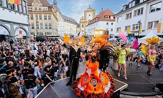 Die Querschläger brachten brasilianisches Flair in die Domstadt und waren lautstark mit ihren Trommeln unterwegs. - BESIM MAZHIQI Die Querschläger brachten brasilianisches Flair in die Domstadt und waren lautstark mit ihren Trommeln unterwegs. - BESIM MAZHIQI
